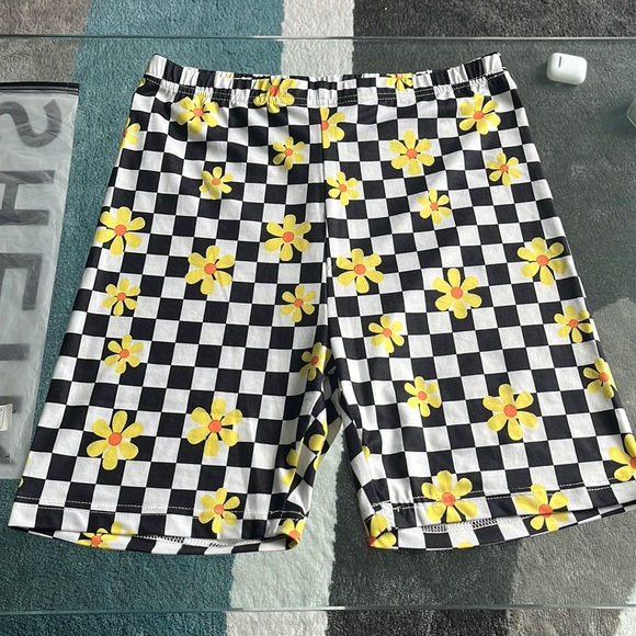 SHEIN Pants - White and black checkered yellow daisy biker shorts never worn make offers 💛⭐️